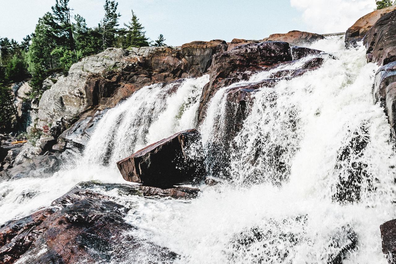 High Falls Bay Cottages, Camping & Waterpark ブレイスブリッジ エクステリア 写真